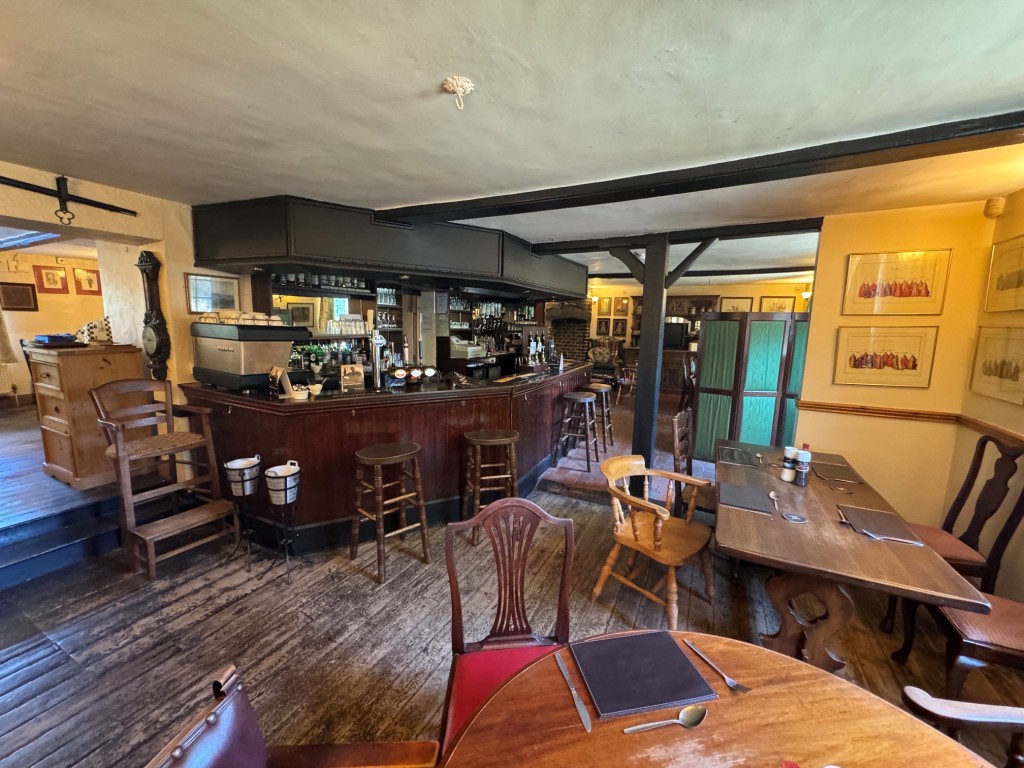 Lot: 107 - PERIOD FREEHOLD FREEHOUSE ON 1.5 ACRE PLOT WITH POTENTIAL - Ground floor bar/seating area